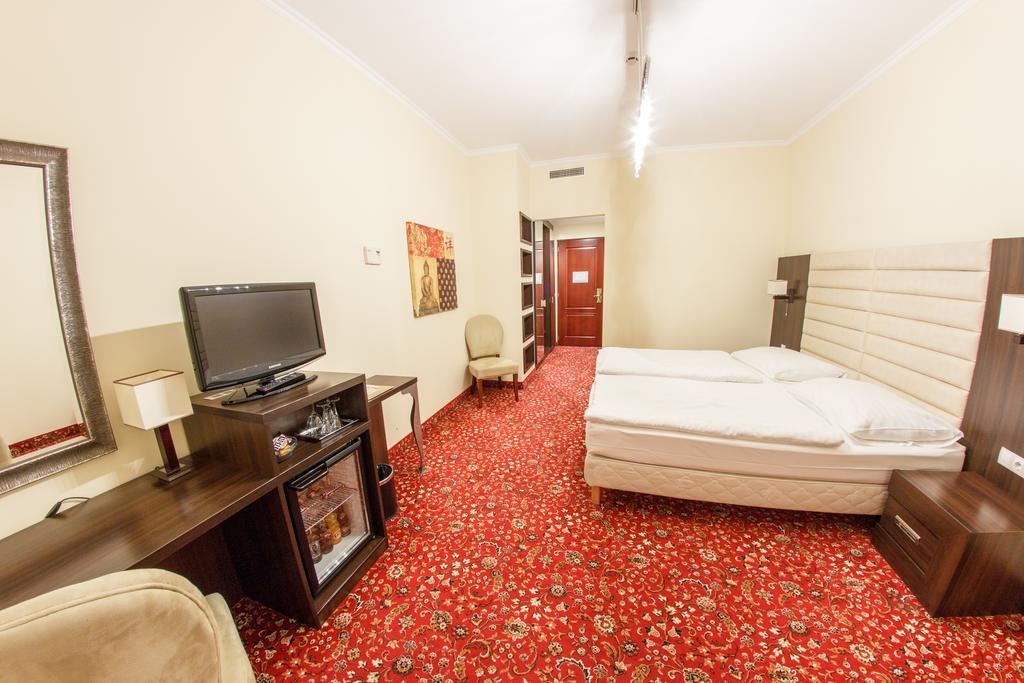 Hotel Kristály Imperial Tata Exterior foto
