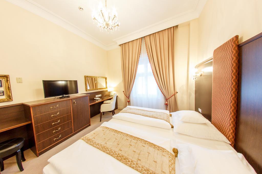 Hotel Kristály Imperial Tata Exterior foto