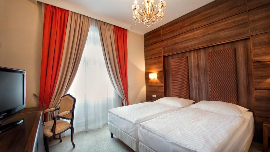 Hotel Kristály Imperial Tata Exterior foto