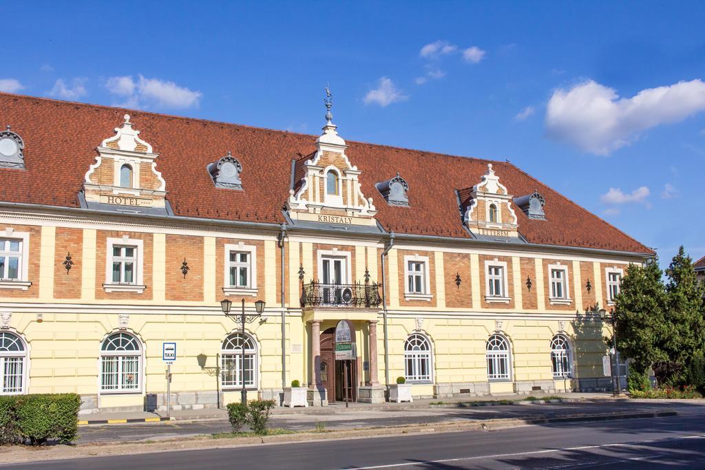 Hotel Kristály Imperial Tata Exterior foto